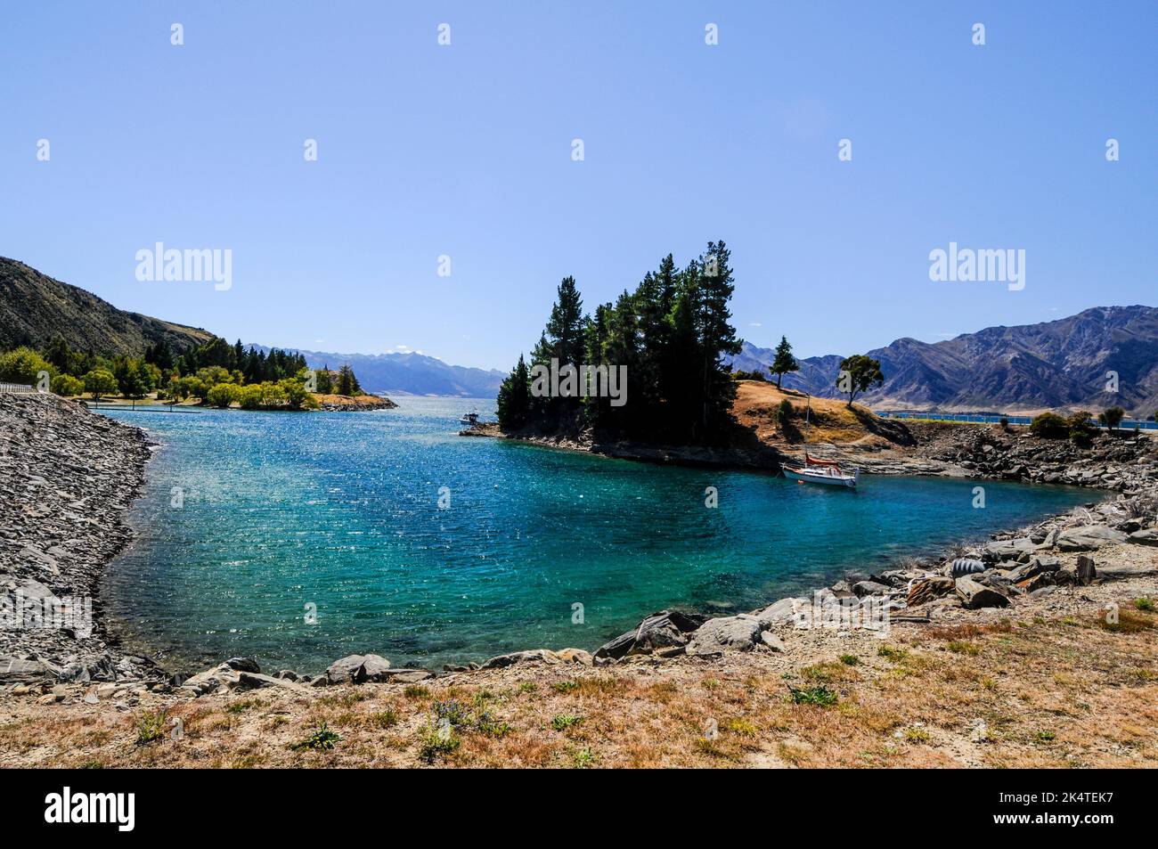 Il lago Howea, che prende il nome da una tribù Maori, è vicino a Wanaka, nel centro di Otago, sull'isola meridionale della Nuova Zelanda. Lago Howea con il suo cristallino blu wate Foto Stock Il lago Howea, che prende il nome da una tribù Maori, è vicino a Wanaka, nel centro di Otago, sull'isola meridionale della Nuova Zelanda. Lago Howea con il suo cristallino blu wate Foto Stock