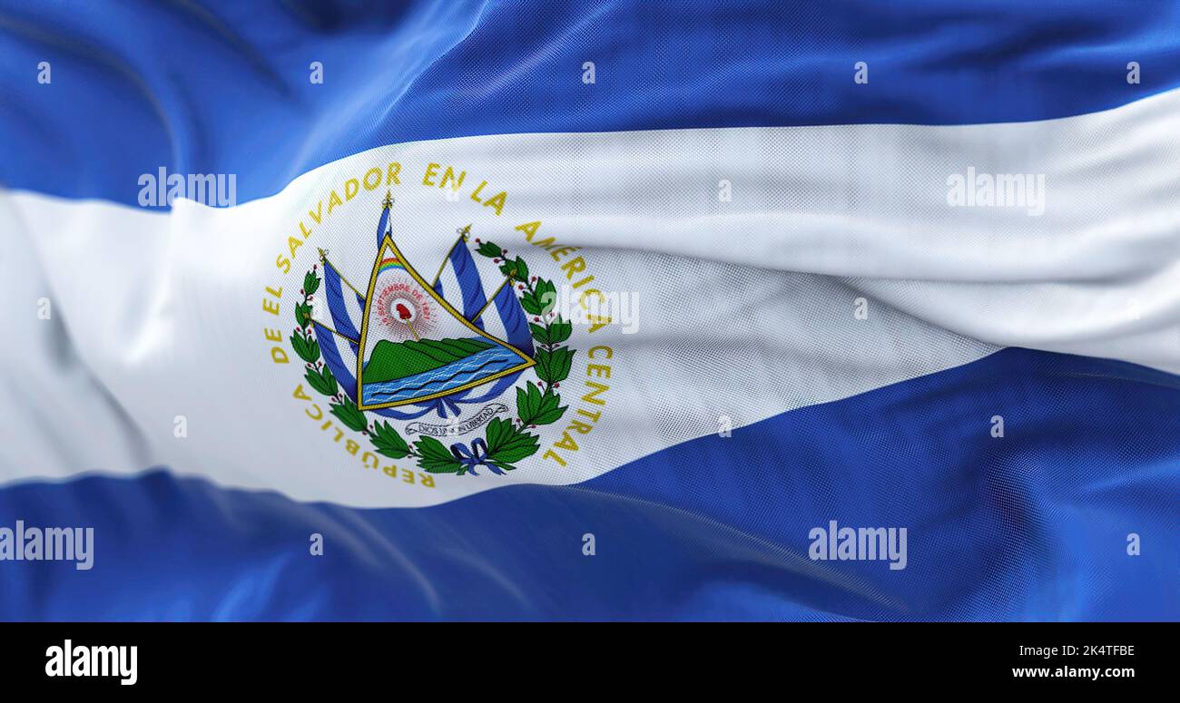Vista ravvicinata della bandiera nazionale di El Salvador che sventola nel vento. La Repubblica di El Salvador è uno Stato del Sud America. Sfondo a trama di tessuto Foto Stock