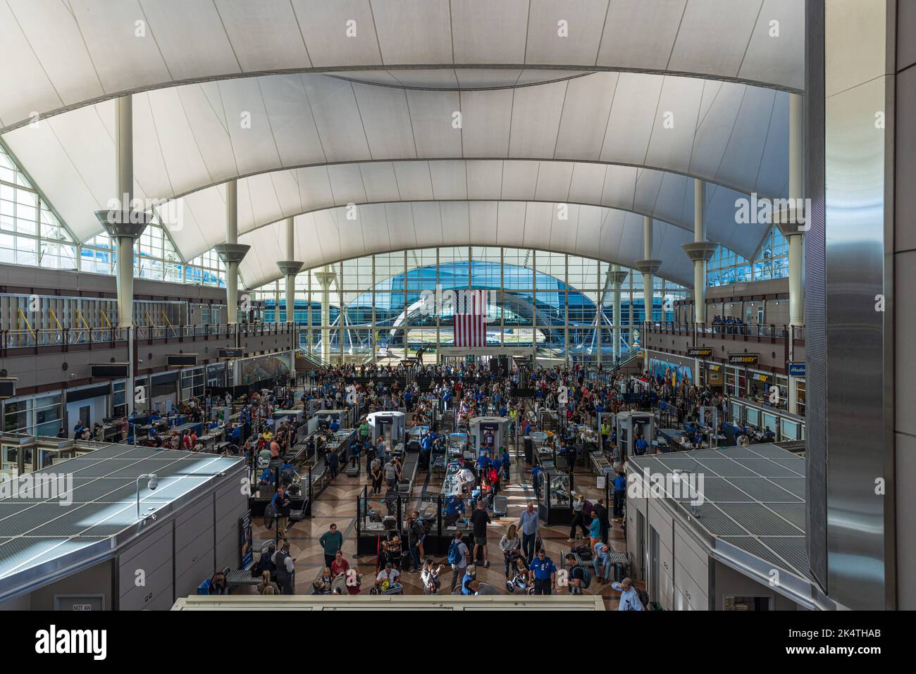 DENVER, COLORADO, STATI UNITI. AGOSTO 28, 2022. I viaggiatori in lunghe code all'aeroporto internazionale di Denver che si trovano all'interno della Transportation Security Administration TSA Foto Stock
