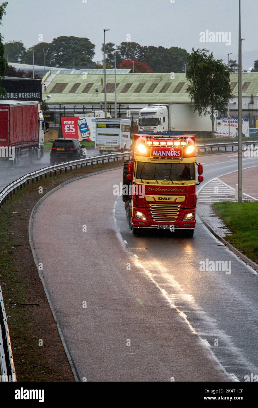 Dundee, Tayside, Scozia, Regno Unito. 4th ottobre 2022. UK Weather: Il nord-est della Scozia sta vivendo il clima mite dell'autunno con le docce di pioggia sparse e le temperature che raggiungono i 16°C.. I conducenti di veicoli commerciali ad alta velocità e di automobili sulla strada a doppia carreggiata Dundee Kingsway West devono affrontare condizioni di umidità e pericolo. Credit: Dundee Photographics/Alamy Live News Foto Stock