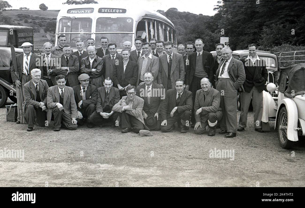 Anni '1950, un gruppo di lavoratori si riunì per scattare una foto con il loro mezzo di trasporto prima di un viaggio privato in pullman a Salford, Englland, Regno Unito. Foto Stock