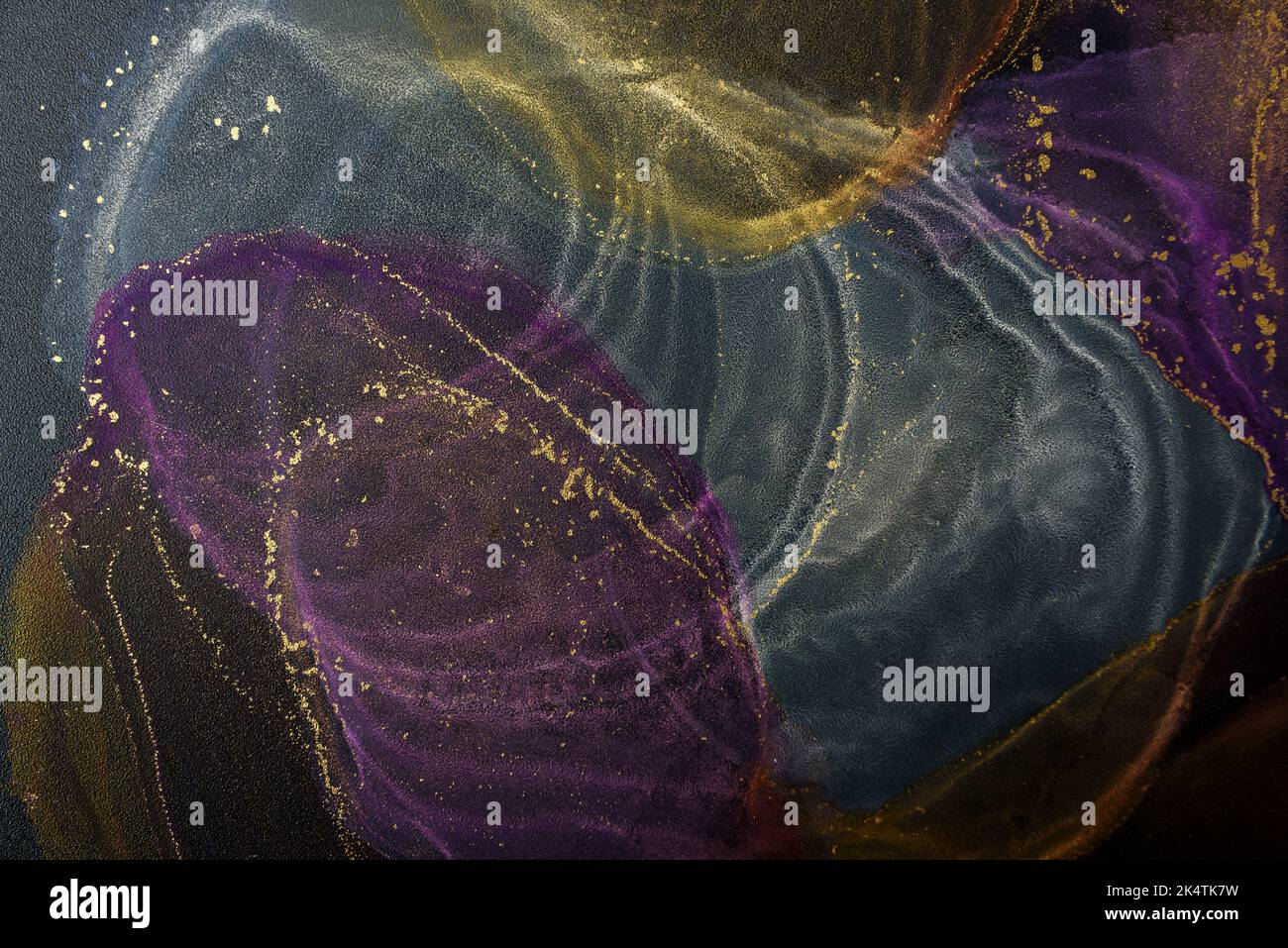 Astratto alcool inchiostro fluido arte sfondo nero. Nuvole di colore bianco, viola e rame con oro Foto Stock