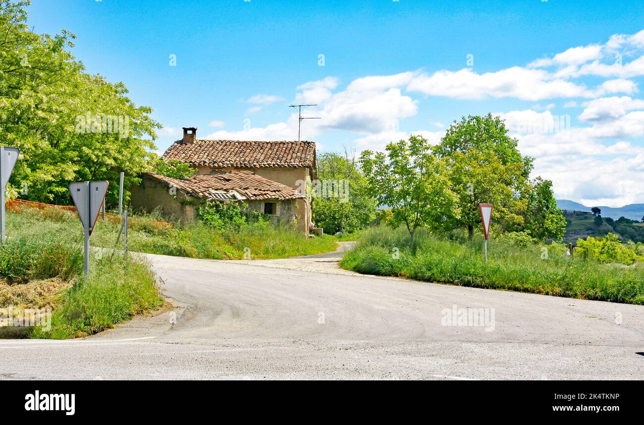 Fattoria in rovina nella regione di Osona, Barcellona, Catalunya, Spagna, Europa Foto Stock