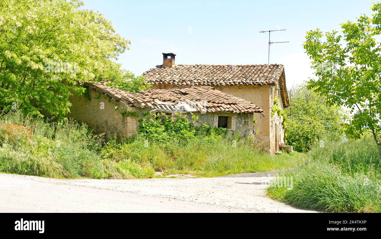 Fattoria in rovina nella regione di Osona, Barcellona, Catalunya, Spagna, Europa Foto Stock