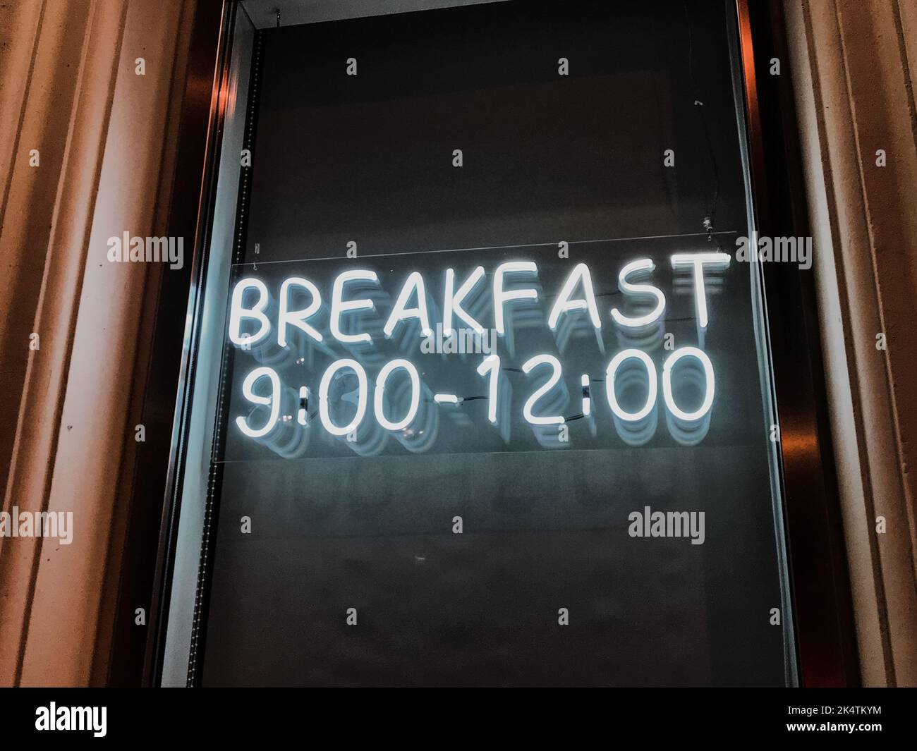 cartello per la colazione al neon del cafe dalle 9:00 a mezzogiorno Foto Stock