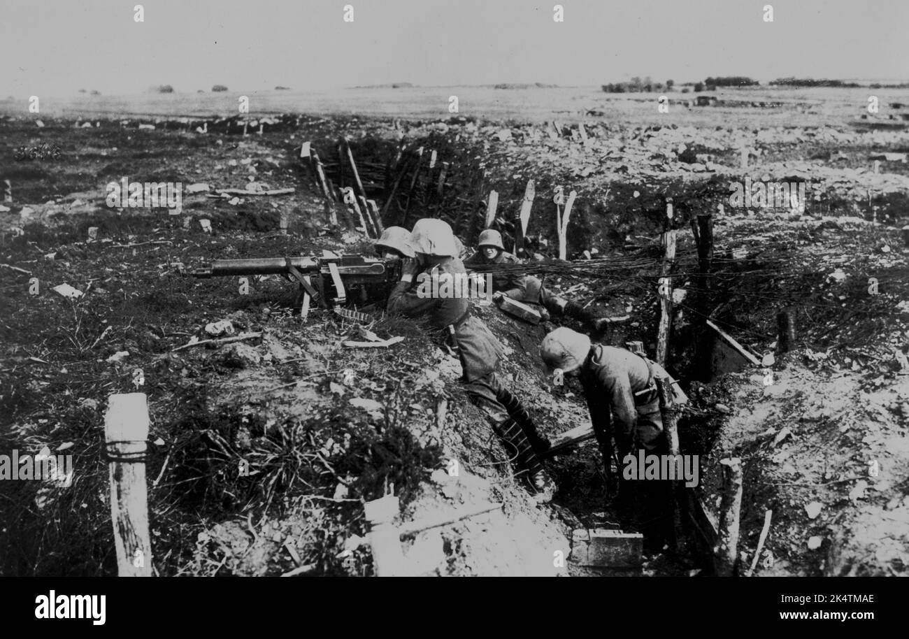 WESTERN FRONT, FRANCIA - circa 1916 - uomo fanteria dell'esercito tedesco una posizione mitragliatrice nelle trincee da qualche parte sul fronte occidentale in Francia durante W Foto Stock