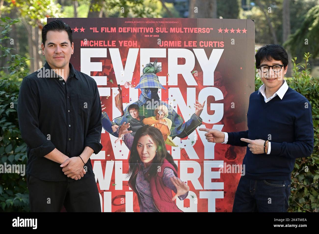Roma, Italia. 04th Ott 2022. Jonathan Wang film Producer (L) e Ke Huy Quan (R) partecipano alla fotocall del film 'tutto ovunque in una volta' a Casa del cinema. Credit: SOPA Images Limited/Alamy Live News Foto Stock