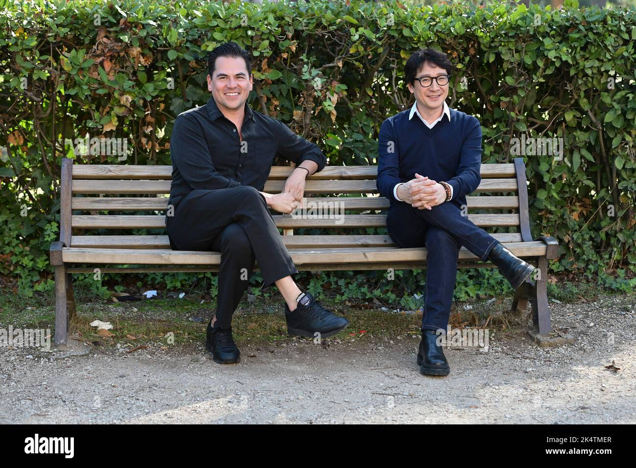Roma, Italia. 04th Ott 2022. Jonathan Wang film Producer (L) e Ke Huy Quan (R) partecipano alla fotocall del film 'tutto ovunque in una volta' a Casa del cinema. Credit: SOPA Images Limited/Alamy Live News Foto Stock