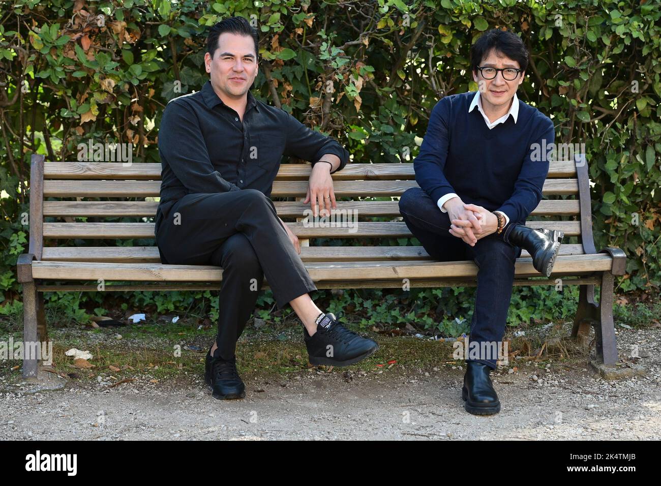 Roma, Italia. 04th Ott 2022. Jonathan Wang film Producer (L) e Ke Huy Quan (R) partecipano alla fotocall del film 'tutto ovunque in una volta' a Casa del cinema. Credit: SOPA Images Limited/Alamy Live News Foto Stock