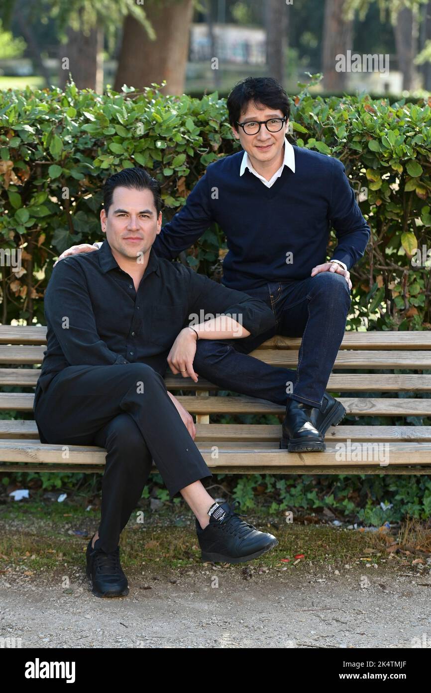 Roma, Italia. 04th Ott 2022. Jonathan Wang film Producer (L) e Ke Huy Quan (R) partecipano alla fotocall del film 'tutto ovunque in una volta' a Casa del cinema. Credit: SOPA Images Limited/Alamy Live News Foto Stock