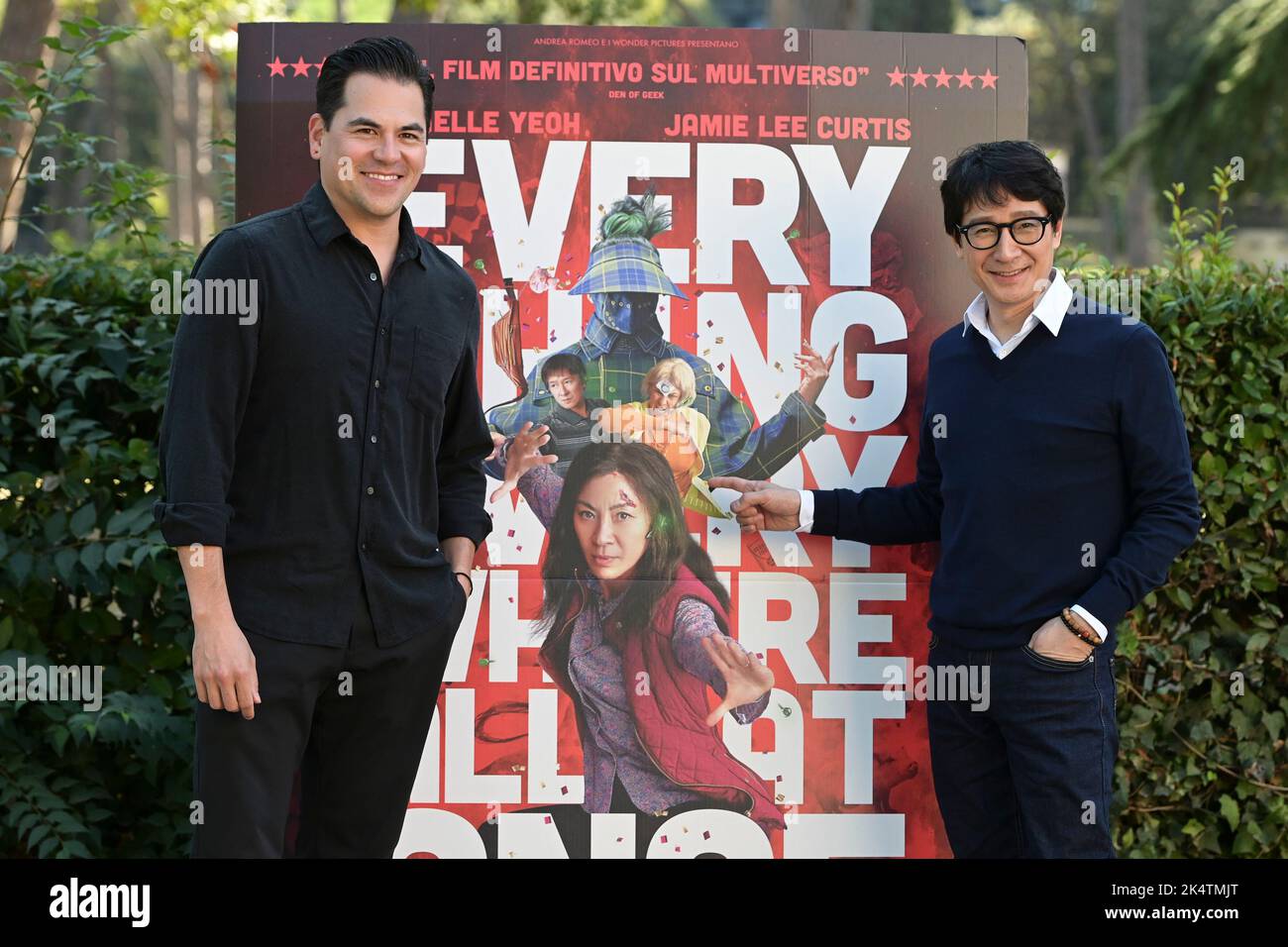 Roma, Italia. 04th Ott 2022. Jonathan Wang film Producer (L) e Ke Huy Quan (R) partecipano alla fotocall del film 'tutto ovunque in una volta' a Casa del cinema. Credit: SOPA Images Limited/Alamy Live News Foto Stock