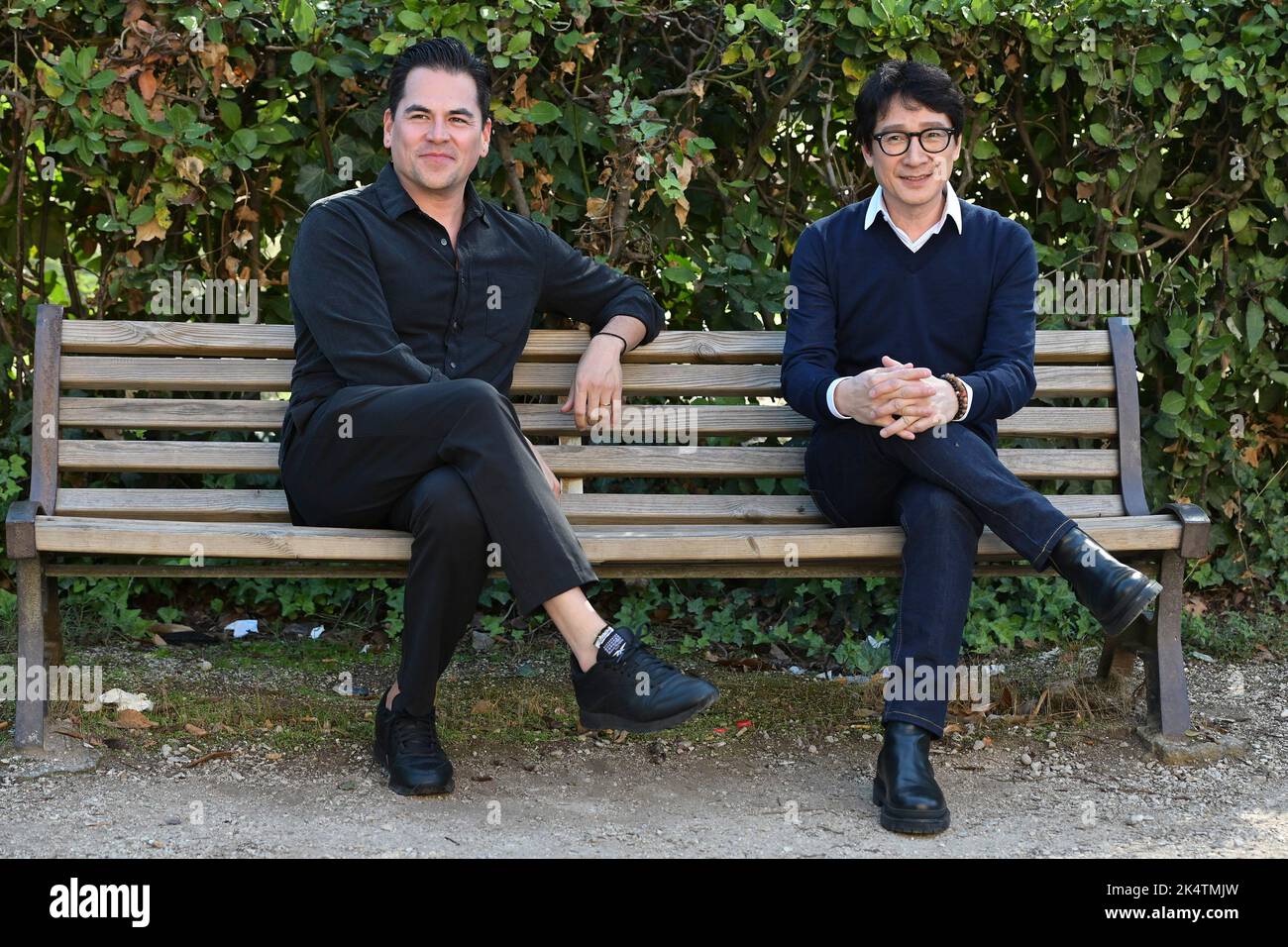 Roma, Italia. 04th Ott 2022. Jonathan Wang film Producer (L) e Ke Huy Quan (R) partecipano alla fotocall del film 'tutto ovunque in una volta' a Casa del cinema. Credit: SOPA Images Limited/Alamy Live News Foto Stock