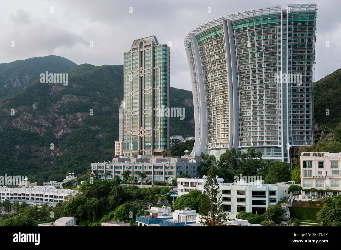 The Lily and Fairmount Terrace, esclusivi e alti blocchi di appartamenti con bassi edifici in primo piano, Repulse Bay, Hong Kong Island Foto Stock