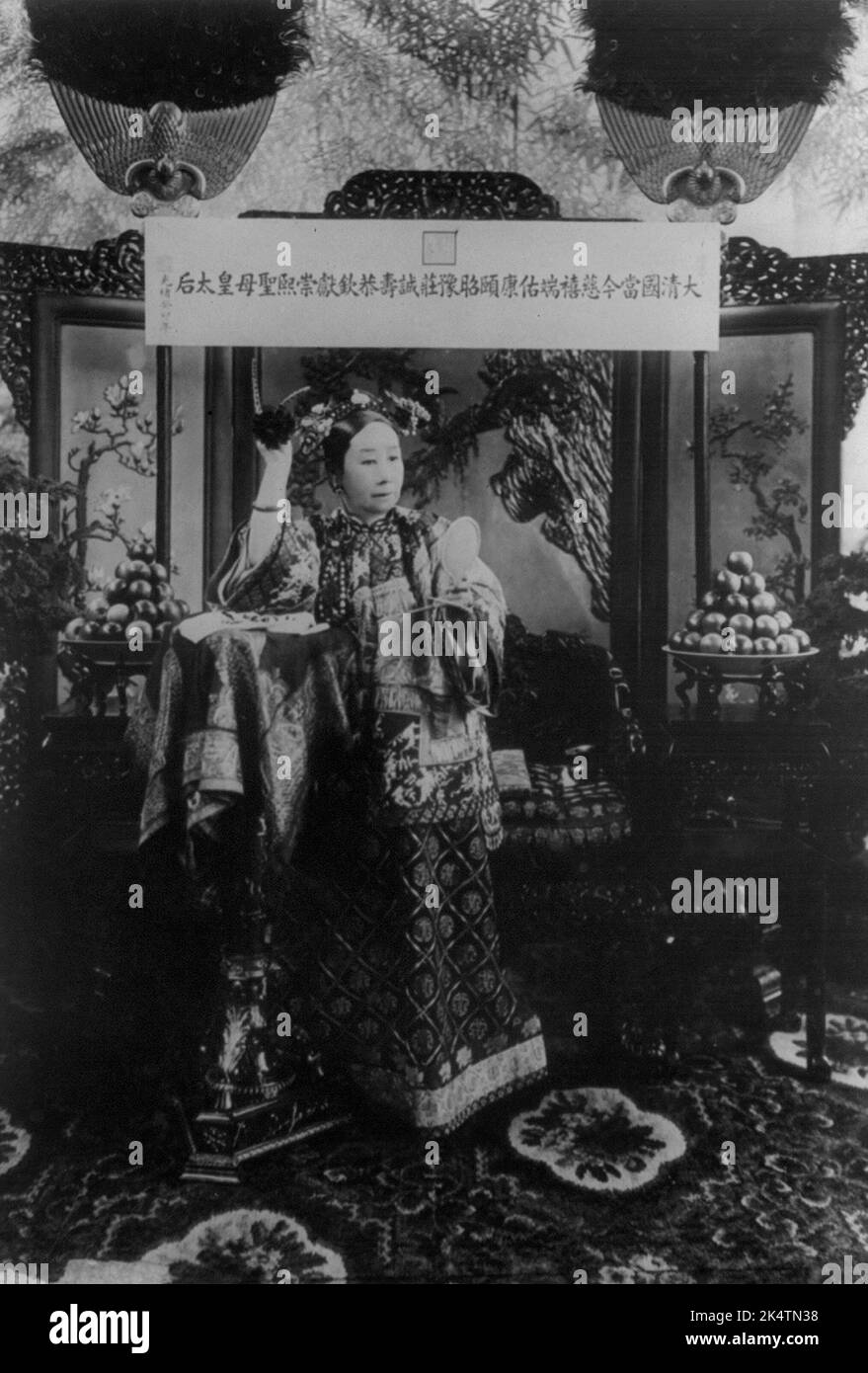 PECHINO, CINA - circa 1898 - Un ritratto completo dell'imperatrice cinese fotografato da un'artista americana - Foto: Geopix Foto Stock
