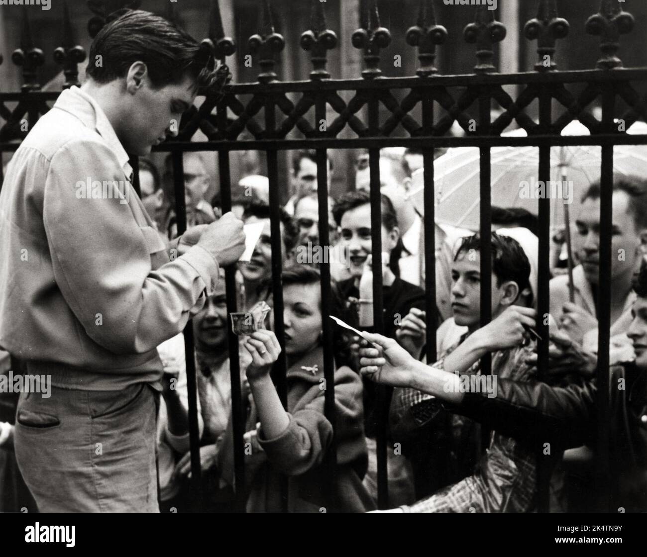 Elvis firma autografi sul luogo King Creole. Gennaio 1958. Foto Stock