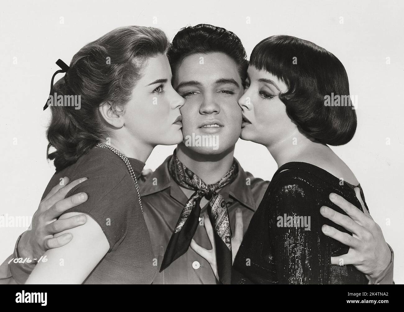 Dolores Hart, Elvis Presley e Caroline Jones in 'Re Creolo' (Paramount, 1958). Foto pubblicitaria. Foto Stock