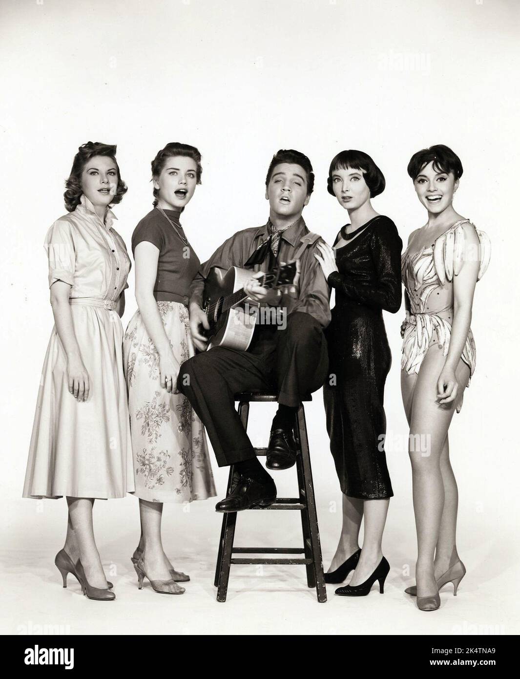 Jan Shepard, Dolores Hart, Elvis Presley, Caroline Jones, Liliane Montevecchi in 'Re Creolo' (Paramount, 1958). Foto pubblicitaria. Foto Stock