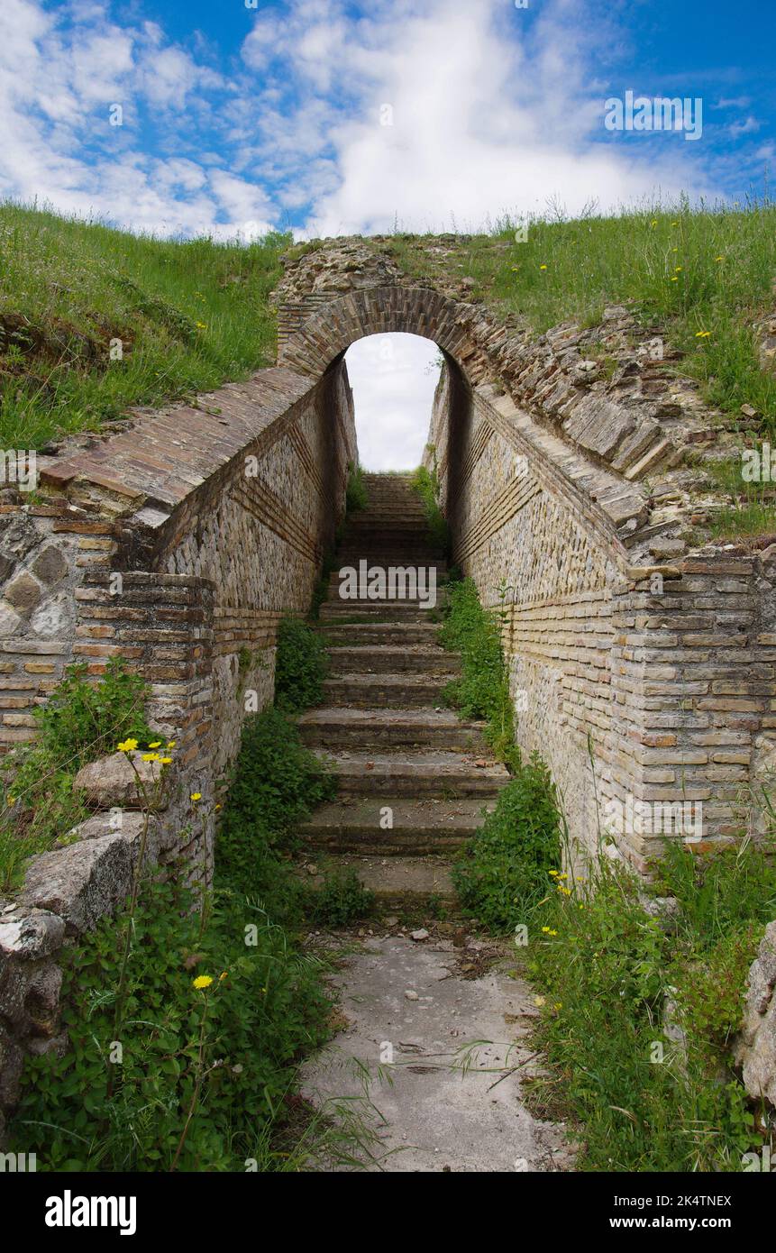 Larino - resti dell'anfiteatro romano i sec. AD, era destinato ai combattimenti dei gladiatori e rappresentava uno degli esempi di ristrutturazione dell'edificio Foto Stock