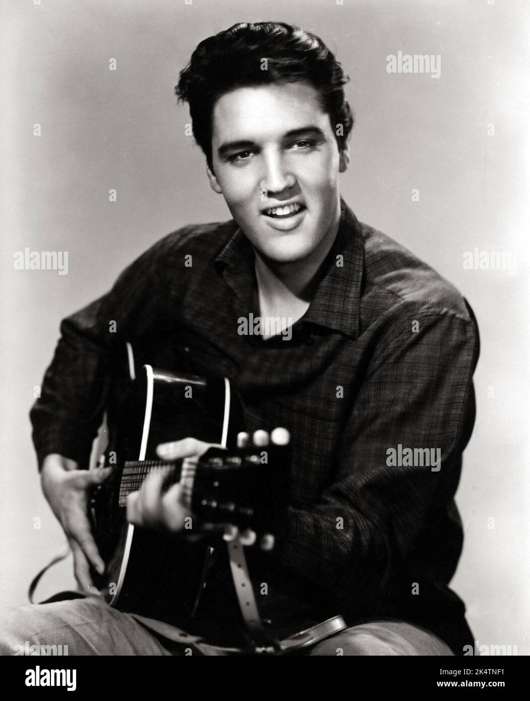 Elvis Presley con chitarra. Foto ritratto per 'King Creole' (Paramount, 1958). Foto Stock