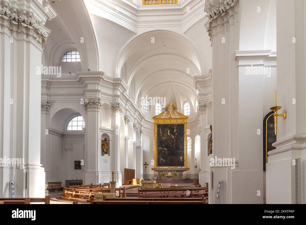 Bella vista interna verso l'abside con il monumentale dipinto ad olio della crocifissione nella chiesa parrocchiale di San Giovanni chiamata anche Stift... Foto Stock