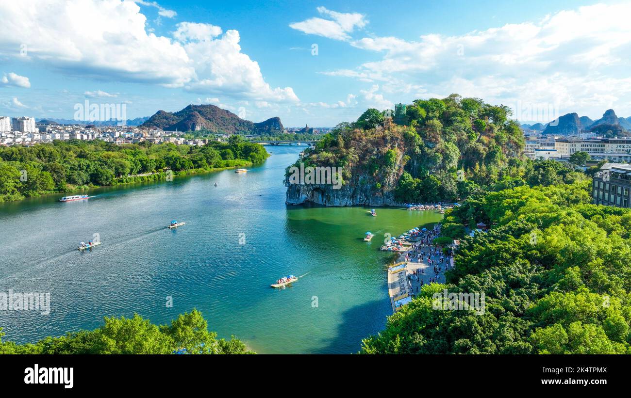 Guilin. 3rd Ott 2022. La foto aerea scattata il 3 ottobre 2022 mostra una vista del Monte Xiangbi sul Fiume Lijiang nella Città di Guilin, nella regione autonoma di Guangxi Zhuang, nel sud della Cina. Credit: Liu Zheng/Xinhua/Alamy Live News Foto Stock