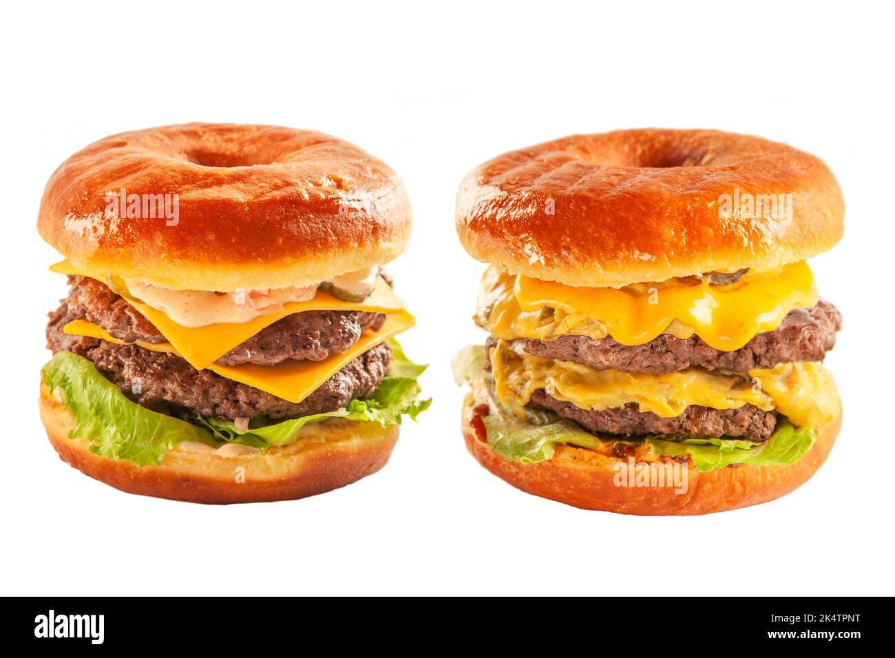 Hamburger con ciambella a due piani con polpettine di manzo e condimento. Foto Stock