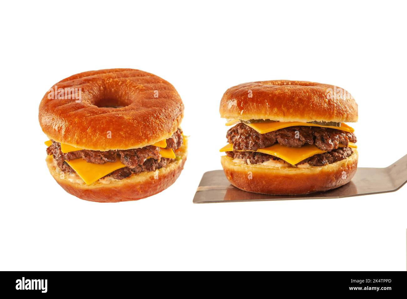 Hamburger con ciambella a due piani con polpettine di manzo e condimento. Foto Stock