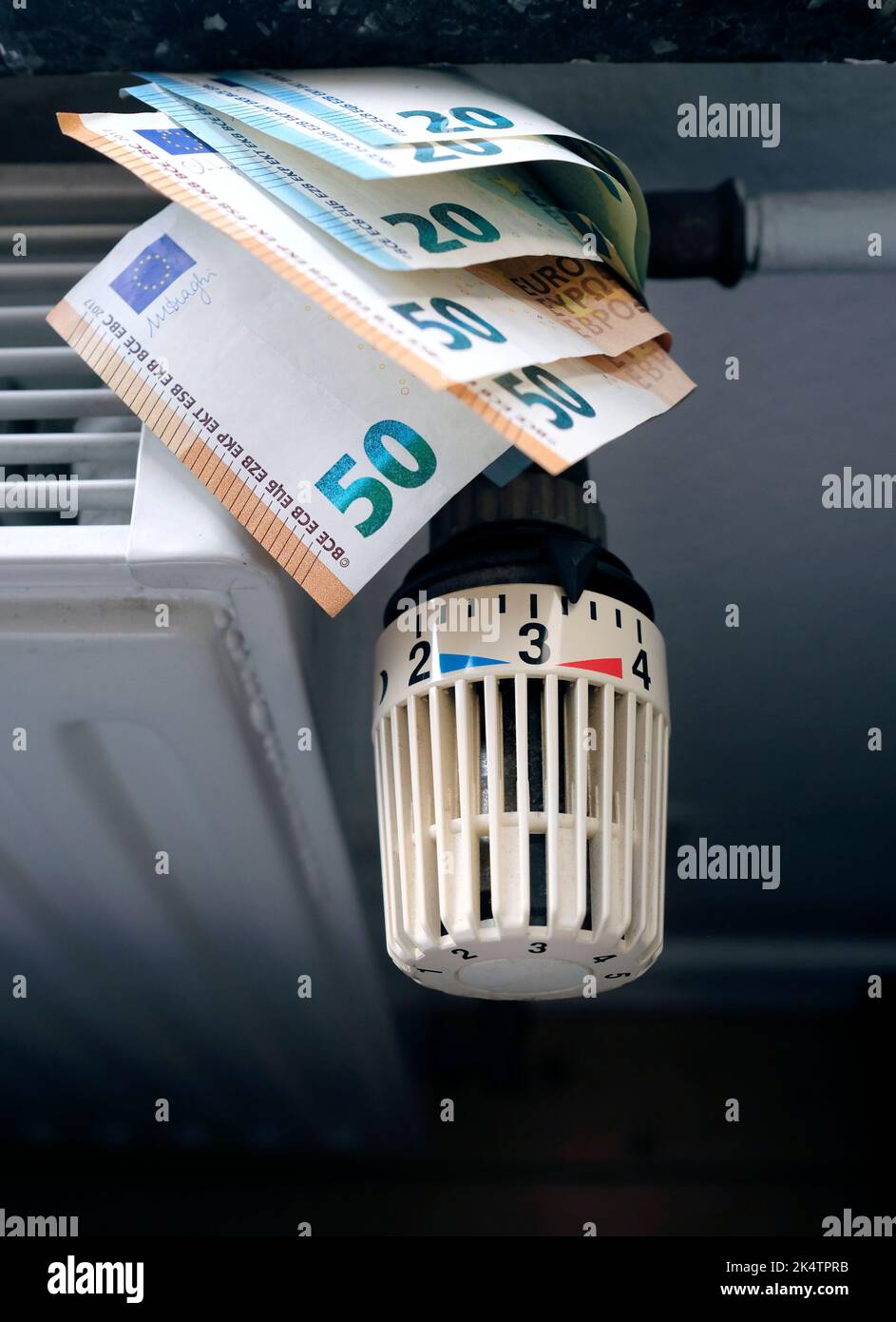 Controllo dei costi di riscaldamento - controllo del radiatore e bollette in euro sul riscaldamento centrale Foto Stock
