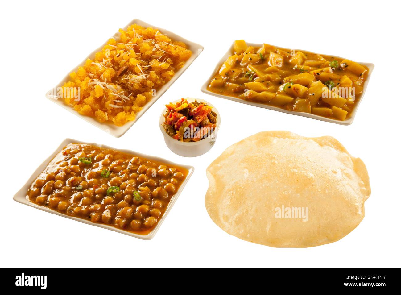 Puri paratha con ceci, curry di patate, halwa dolce e sottaceti Foto Stock