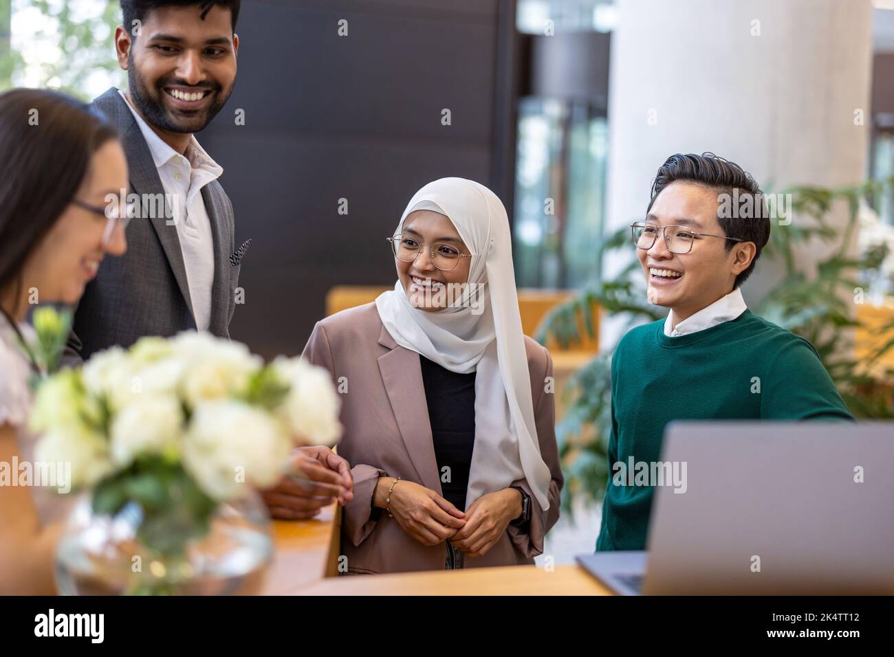 Gruppo di lavoro multietnico in un edificio di uffici Foto Stock