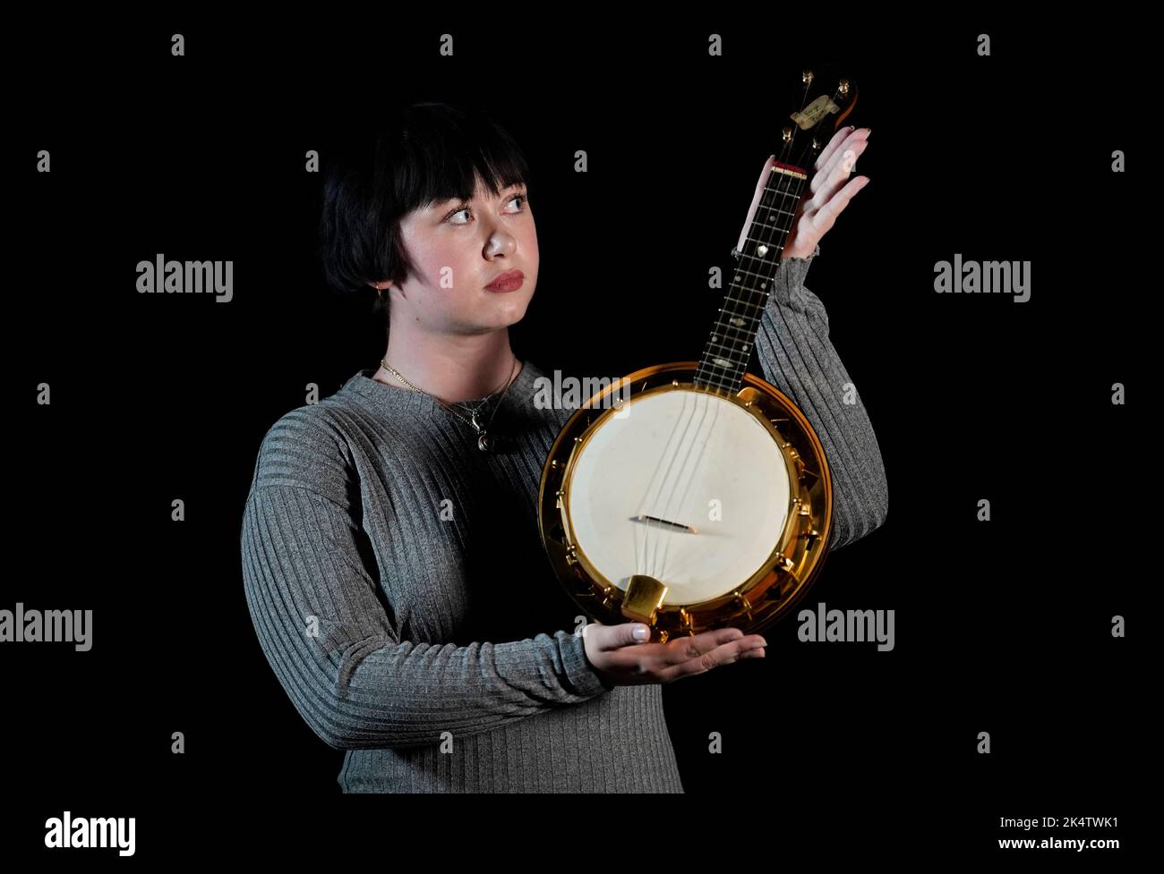 Foto non pubblicata in precedenza datata 08/09/22 di un dipendente Propstore tiene George Harrison's Calls 'e' Banjolele (stima di £ 40.000-60.000) durante un'anteprima per i memorabilia Live Auction di Propstore Entertainment in programma a Londra, che si terrà oltre 4 giorni dal 3rd al 6th novembre. LIVE Picture date: Giovedì 8 settembre 2022. Foto Stock