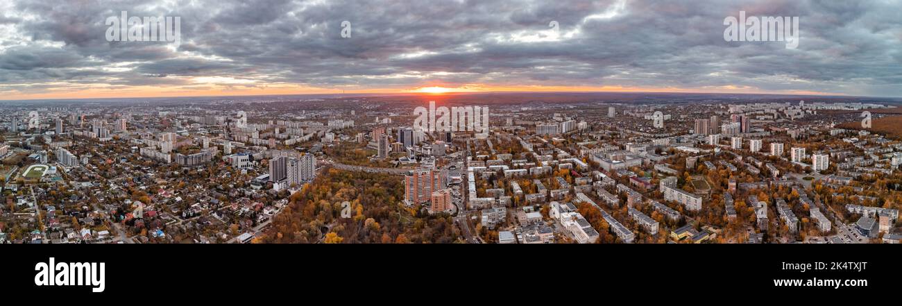 Panorama aereo della città, vivida vista del tramonto autunnale con un paesaggio mozzafiato. Giardino botanico e centro di Kharkiv. Edifici residenziali del quartiere Foto Stock