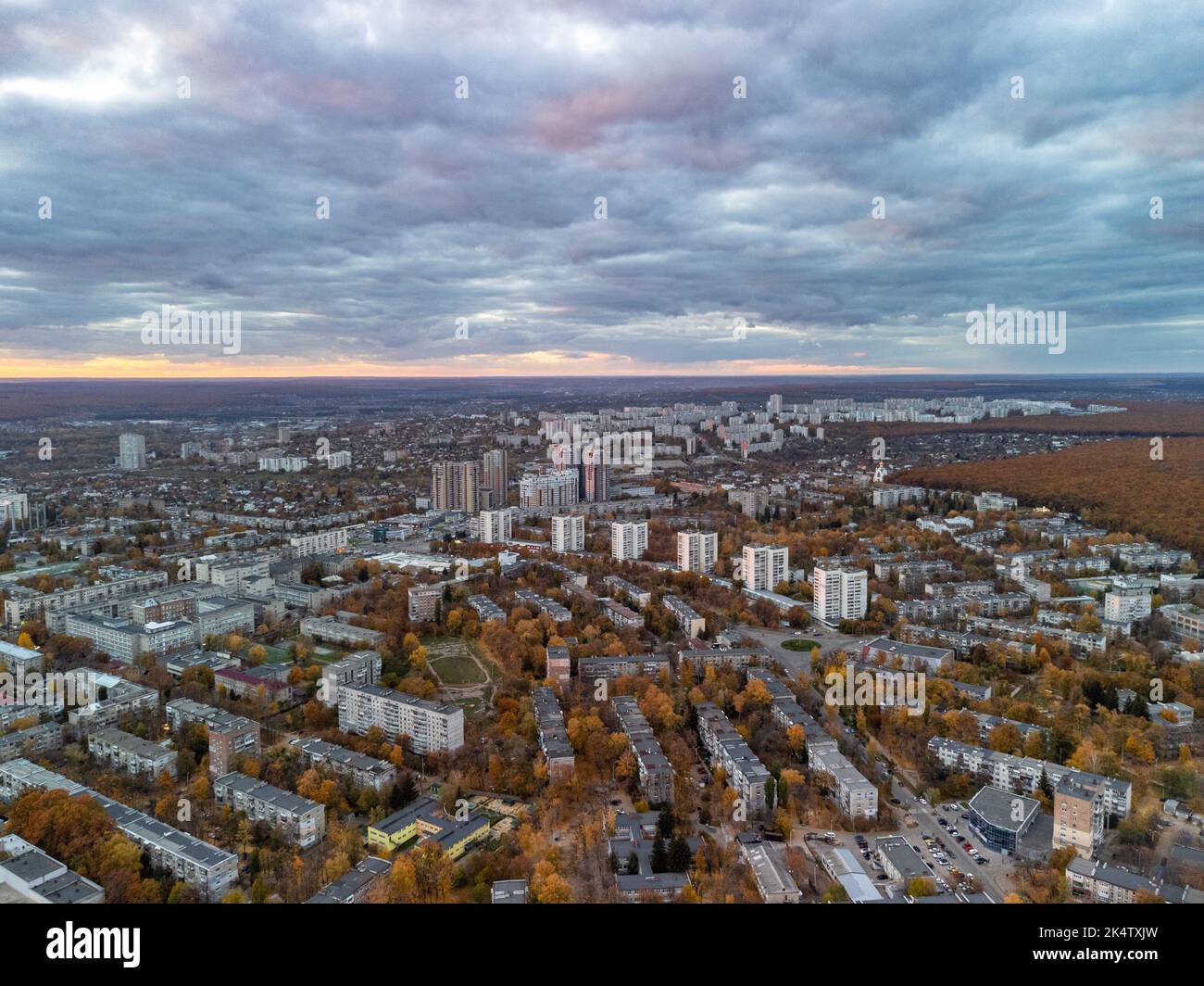 Vista aerea del tramonto della città autunnale con un paesaggio mozzafiato. Pavlovo Pole edifici residenziali quartiere alla luce della sera. Kharkiv, Ucraina Foto Stock