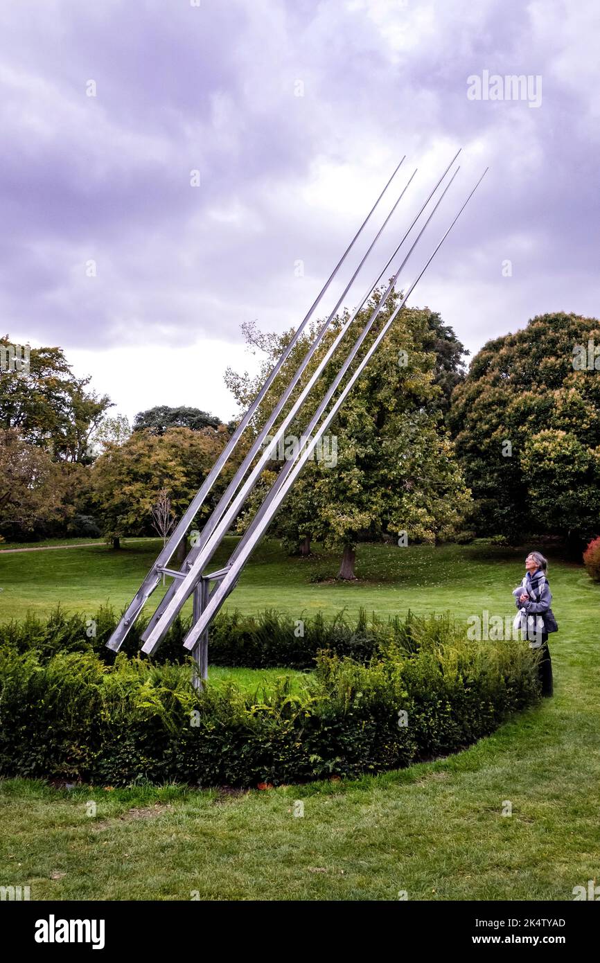 Cinque linee in piani paralleli scultura di George Rickey al Frieze Sculpture show nel Giardino inglese Regents Park Londra UK Foto Stock