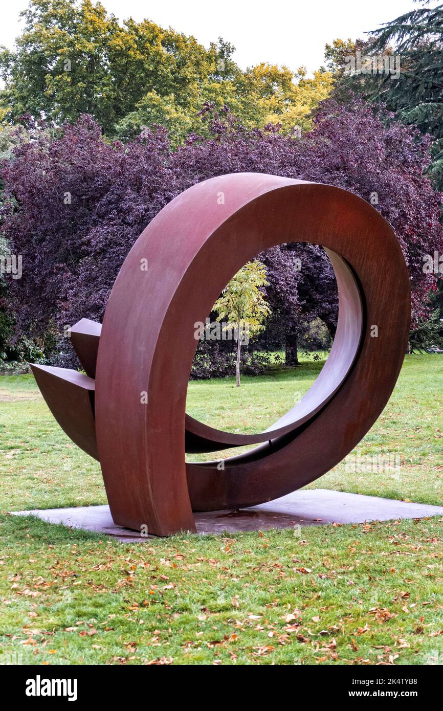 Beverly Pepper 'Curvae in Curvae' nella mostra Frieze Sculpture nell'inglese Garden Regents Park Londra UK Foto Stock