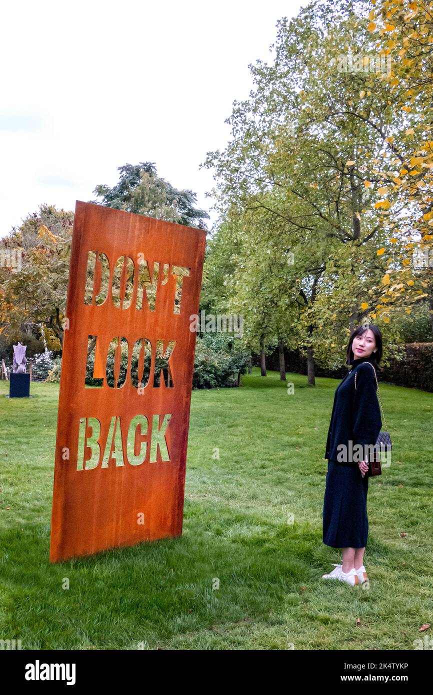 Non guardare indietro di Tim Etchells alla mostra Frieze Sculpture nel Garden Regents Park inglese Londra UK Foto Stock