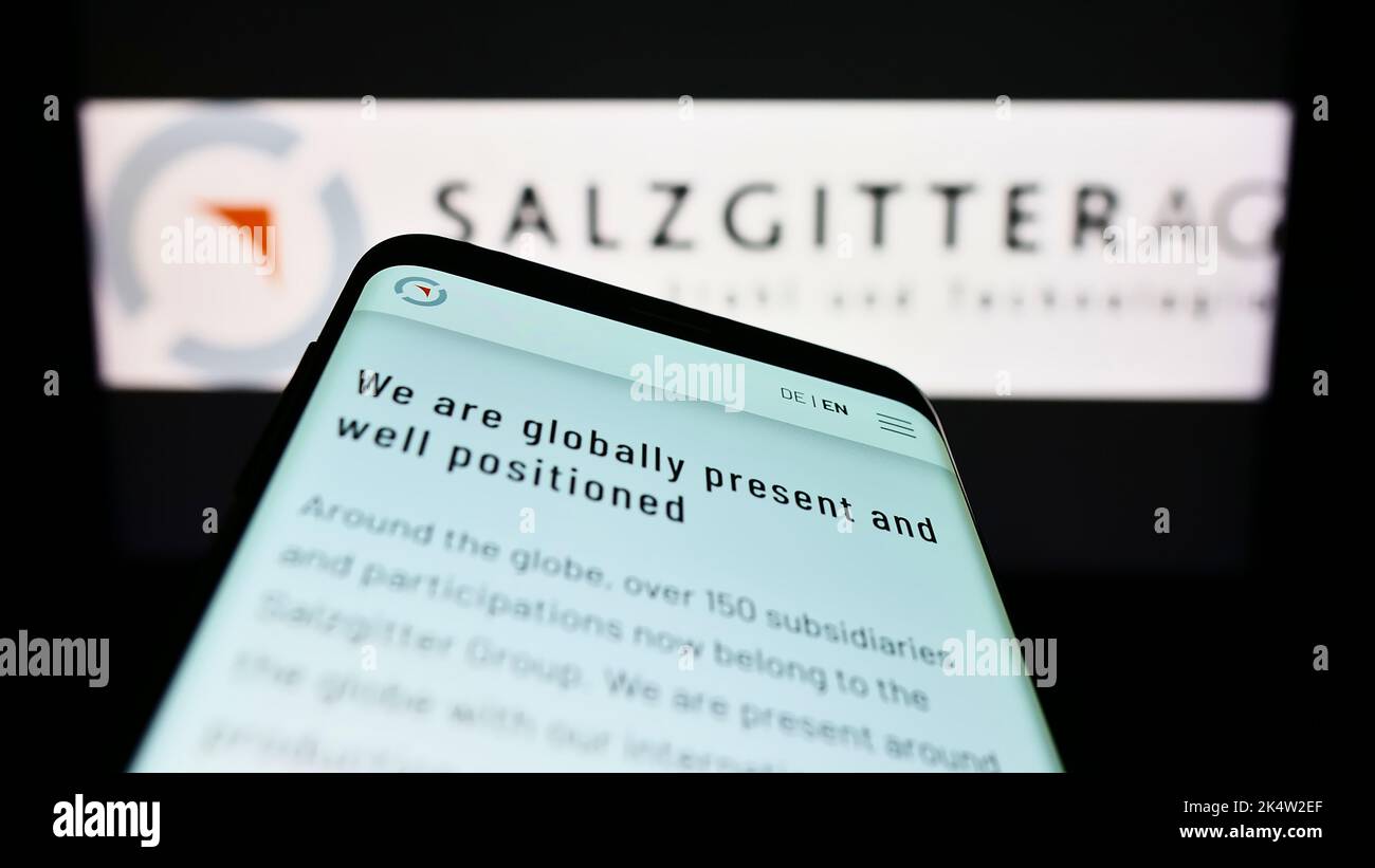 Telefono cellulare con pagina web della società siderurgica tedesca Salzgitter AG sullo schermo di fronte al logo aziendale. Messa a fuoco in alto a sinistra del display del telefono. Foto Stock