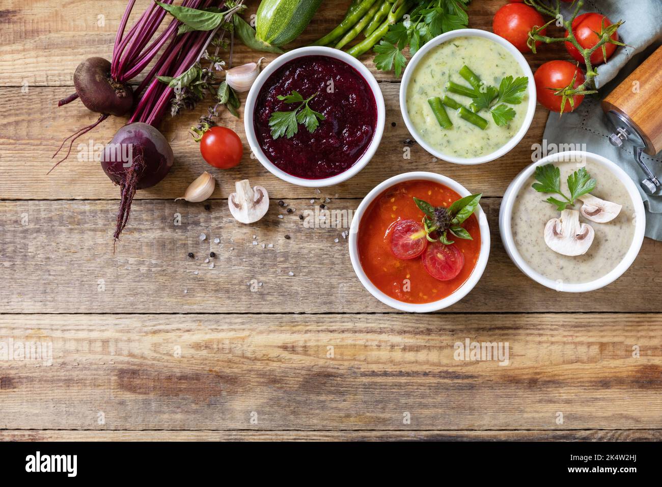 Cibo sano. Set autunnale di diverse zuppe di verdure. Zuppe di panna vegana (pomodori, funghi, barbabietole, fagiolini) su un tavolo di legno rustico. Visualizza fr Foto Stock