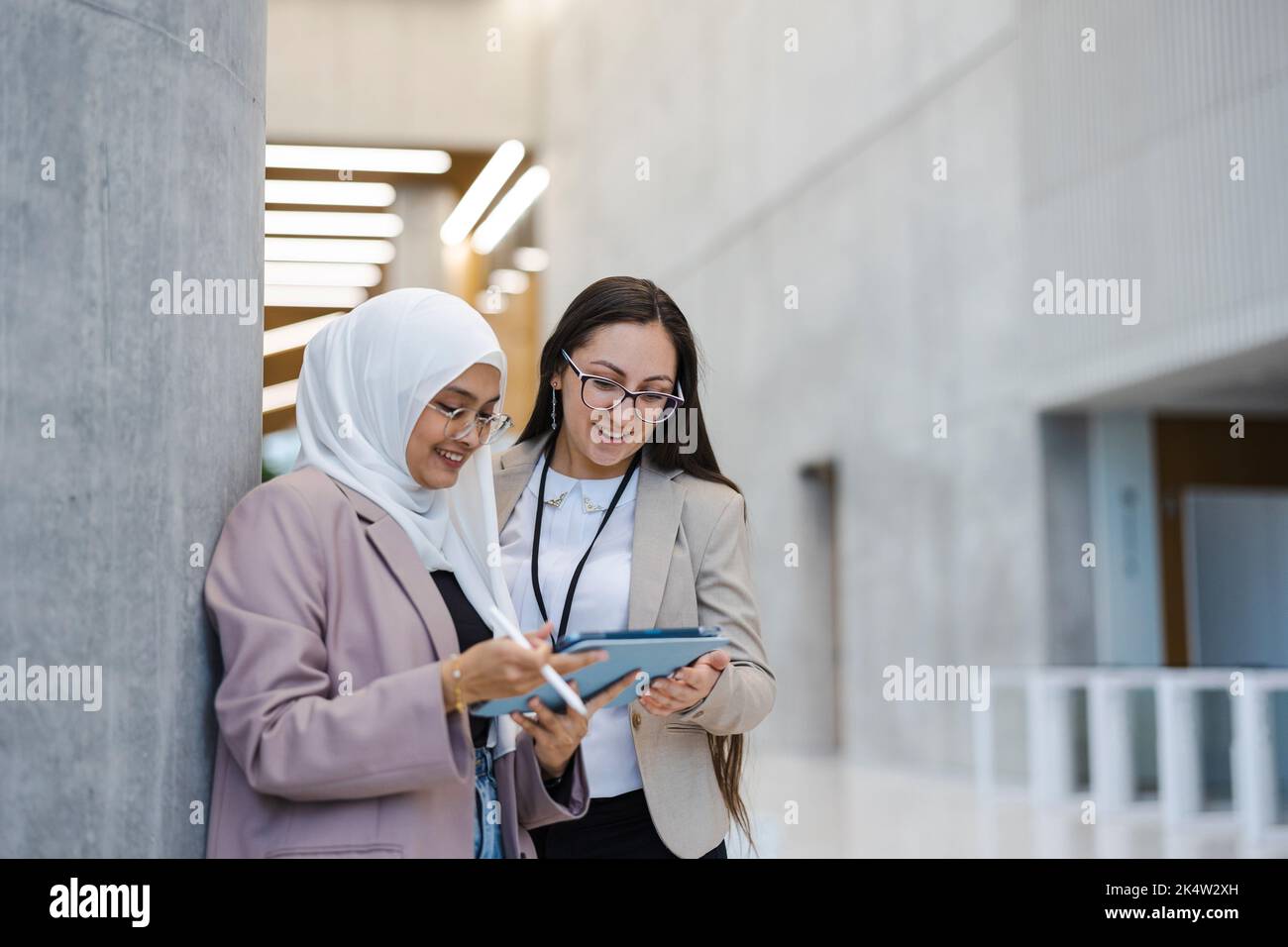 Due colleghi di sesso femminile che utilizzano un tablet in un ufficio Foto Stock