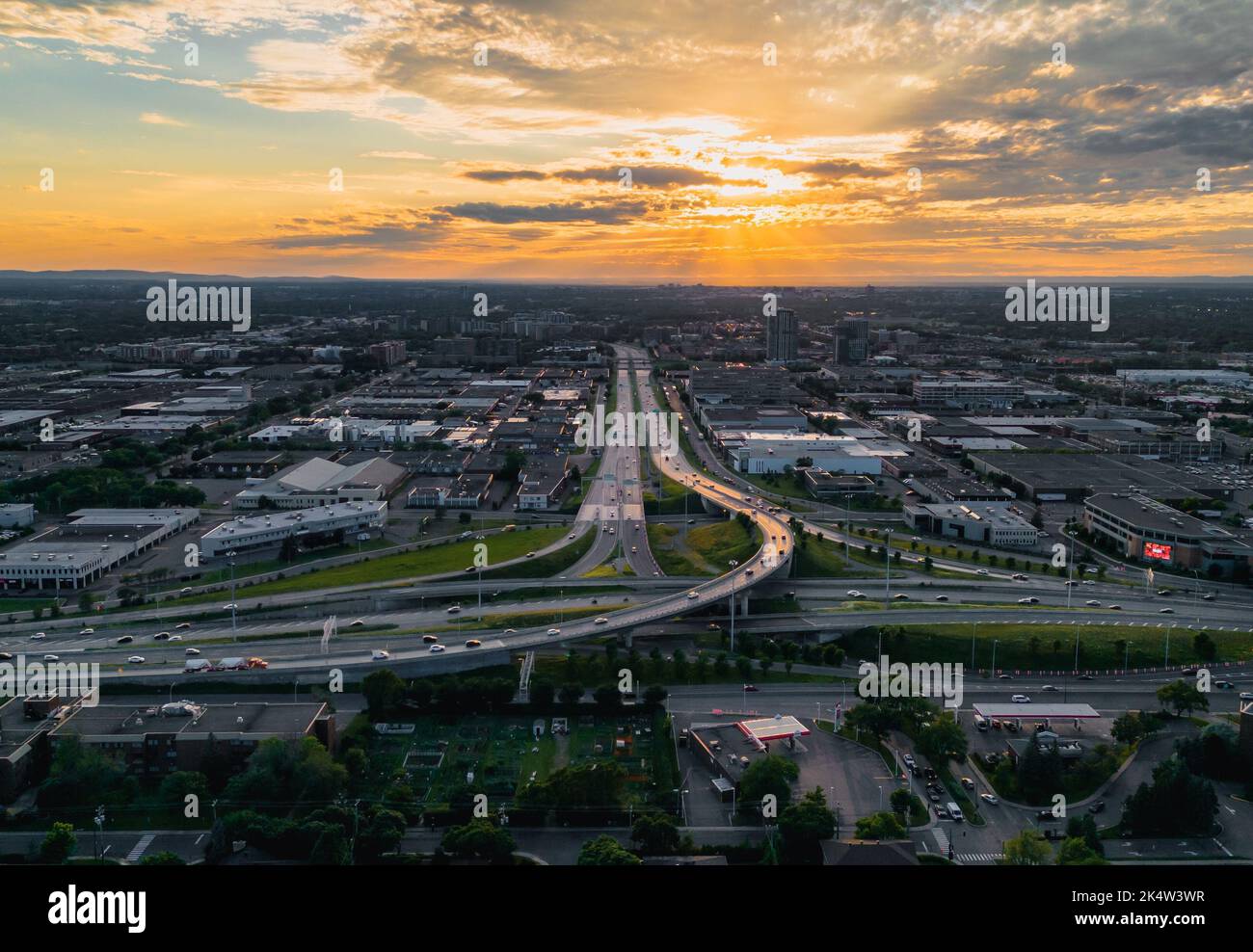 Una vista panoramica aerea del Quebec Autoroute 15 durante il tramonto, Canada Foto Stock