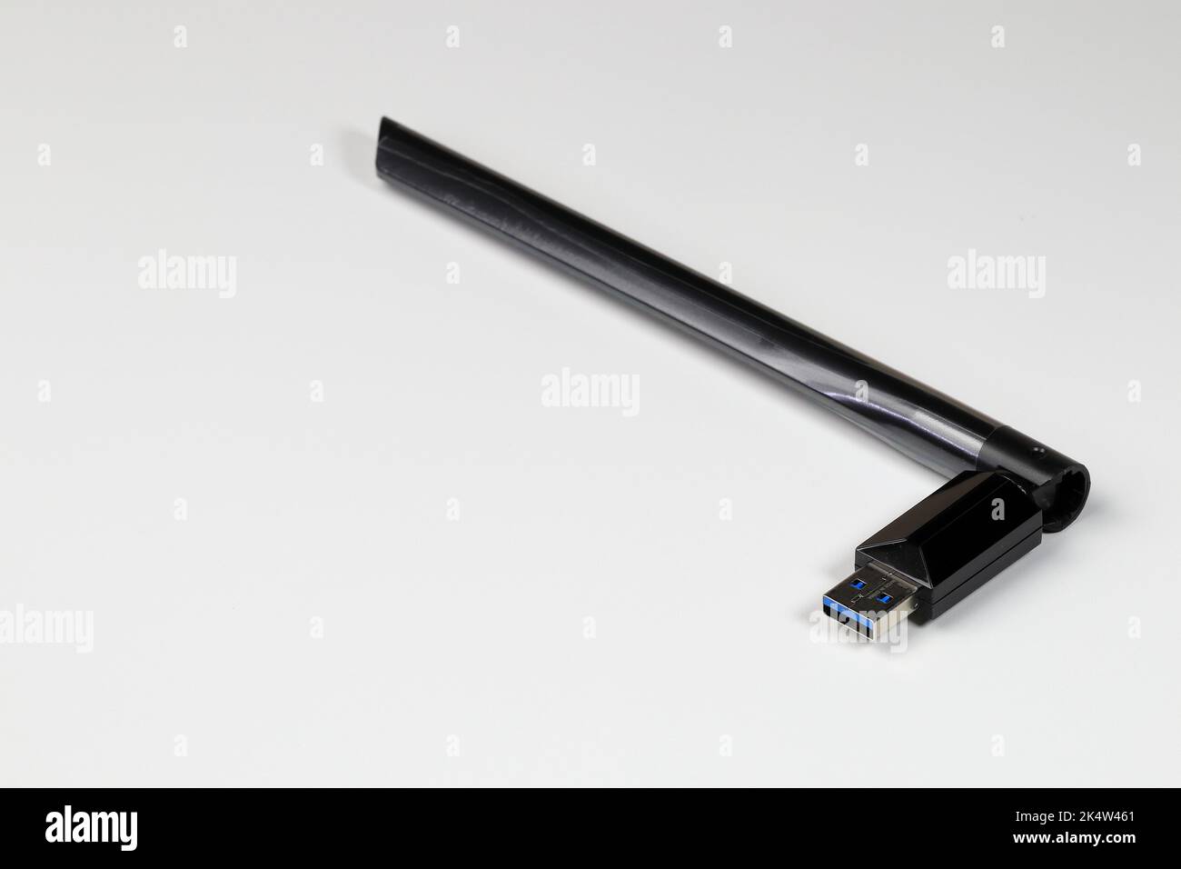 Adattatore wifi USB, scheda di rete wireless USB, adattatore usb Internet wireless isolato su sfondo bianco. Foto Stock