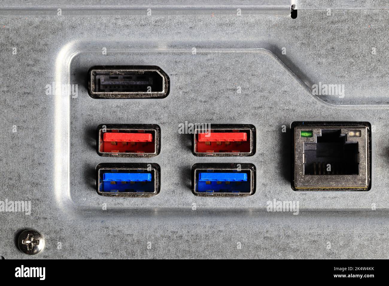Più porte sul computer vengono visualizzate con USB, LAN, Display Port. Foto Stock