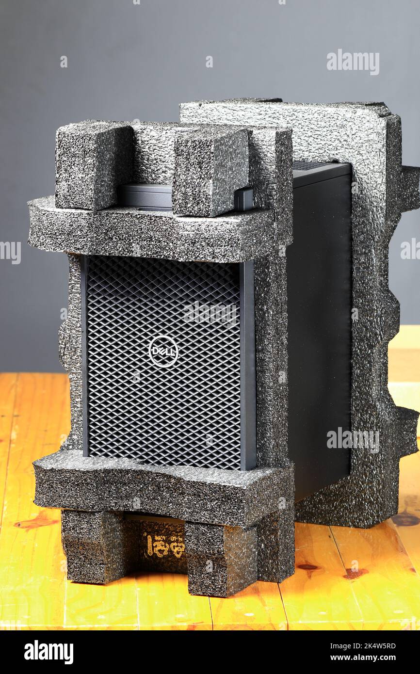 Nuova workstation desktop Dell Precision 3650 con schiuma di polietilene nel processo di spedizione. Foto Stock