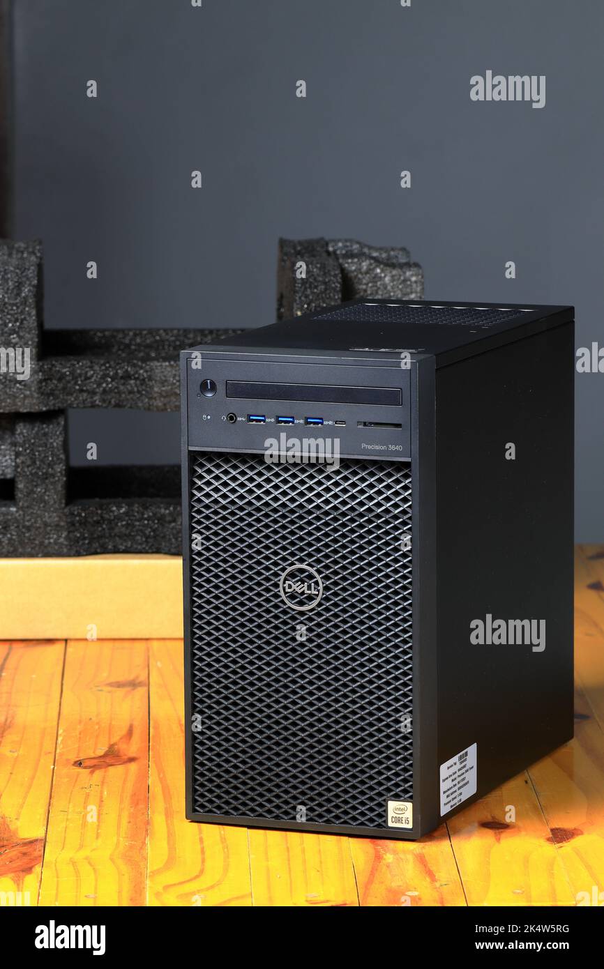 La nuova workstation desktop Dell Precision 3650 con CPU Intel di 11th generazione verrà disimballata per l'installazione. Foto Stock