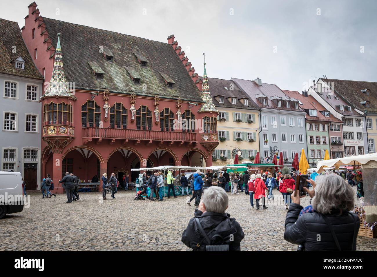 Kaufhaus storica nella piazza della cattedrale, Friburgo in Breisgau, Baden-Wuerttemberg, Germania. Historisches Kaufhaus am suedlichen Muensterplatz, Friburgo Foto Stock