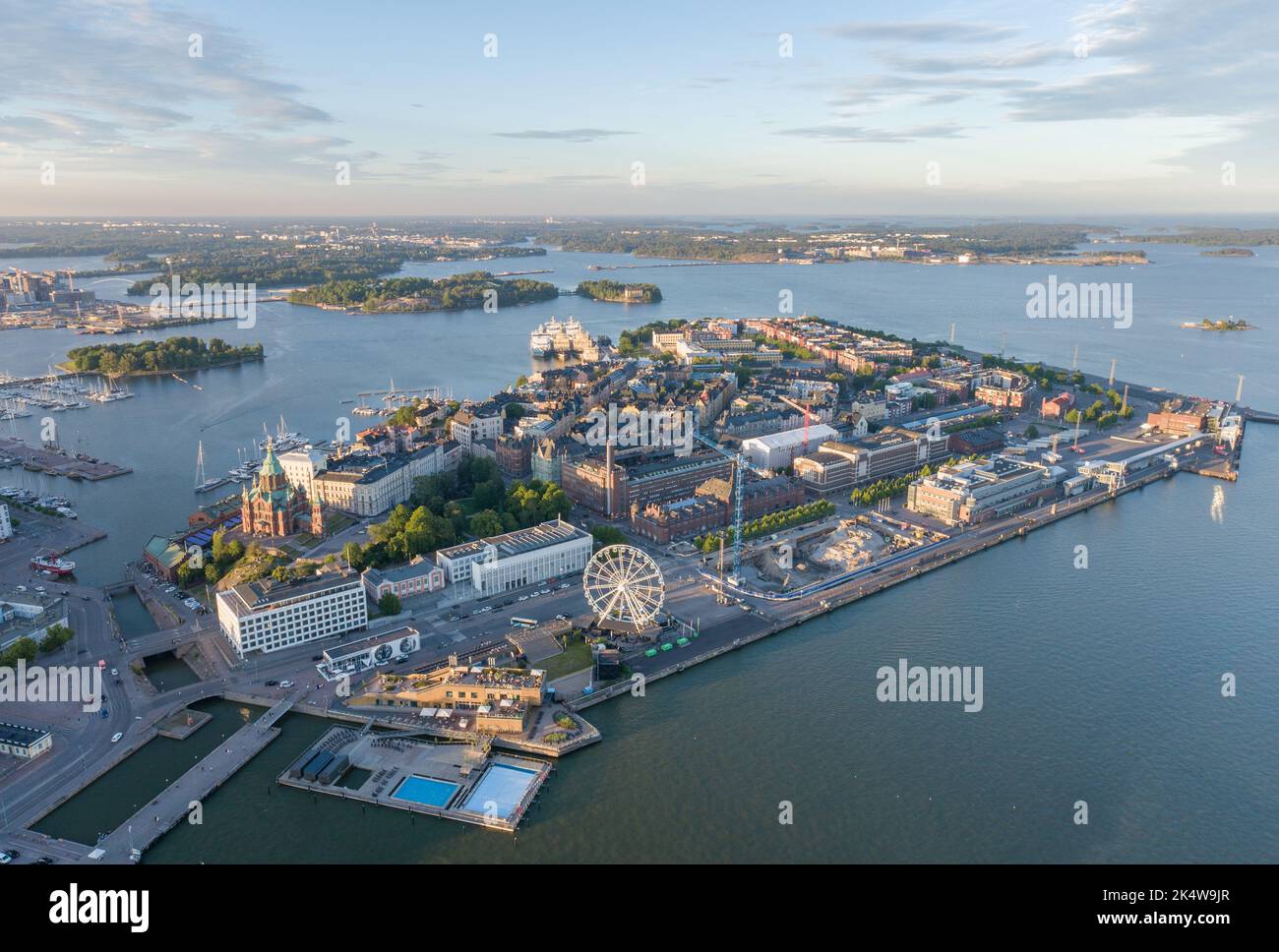 Panorama urbano di Helsinki e Sky Wheel sullo sfondo. Finlandia. Foto Stock