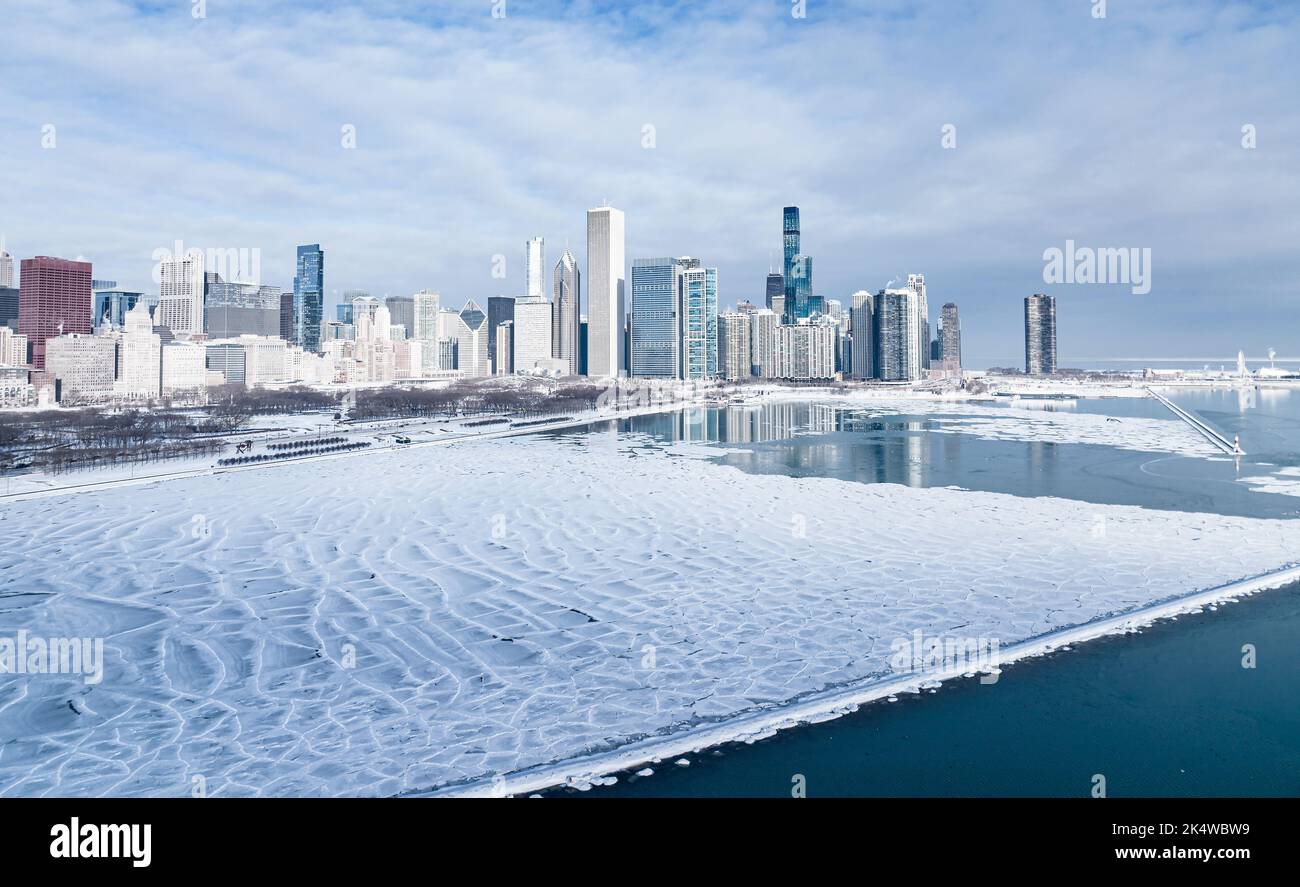 Chicago Skyline durante l'inverno con condizioni climatiche estreme e fronte lago ghiacciato Foto Stock