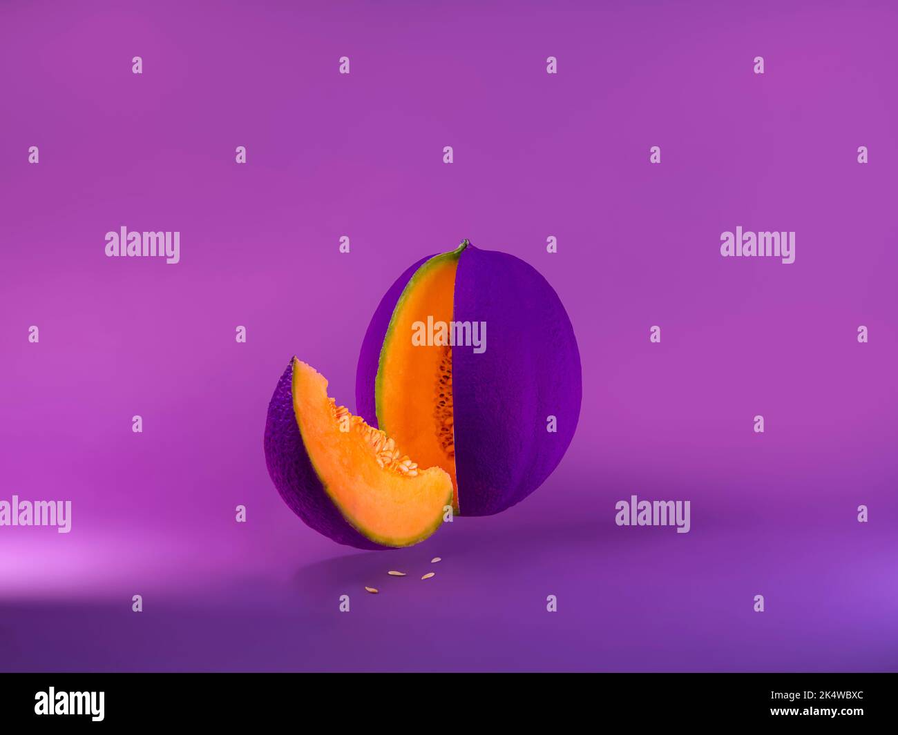 Melone concettuale geneticamente modificato con pelle viola Foto Stock