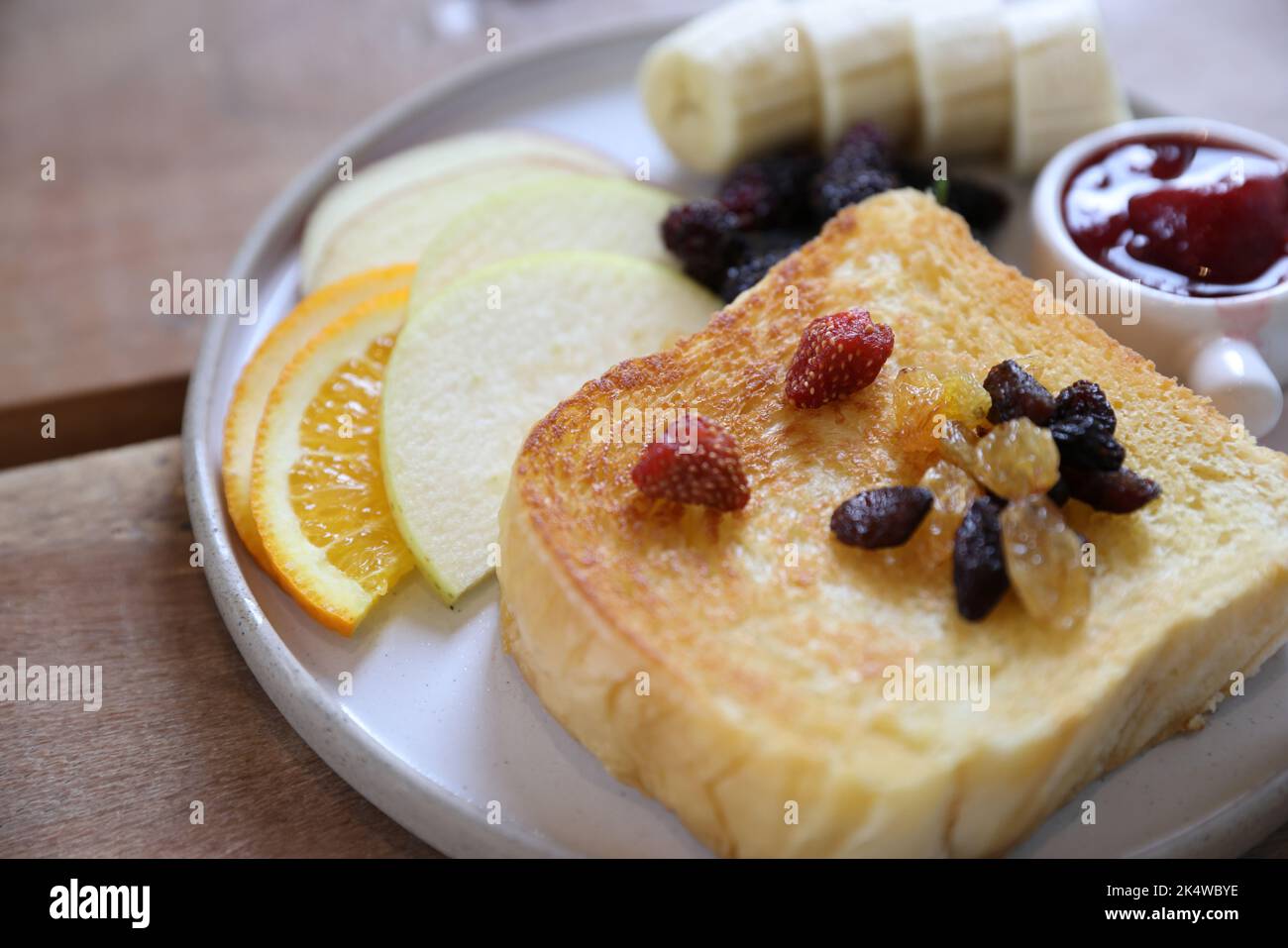 Toast colazione con bacche secche e marmellata su sfondo di legno Foto Stock