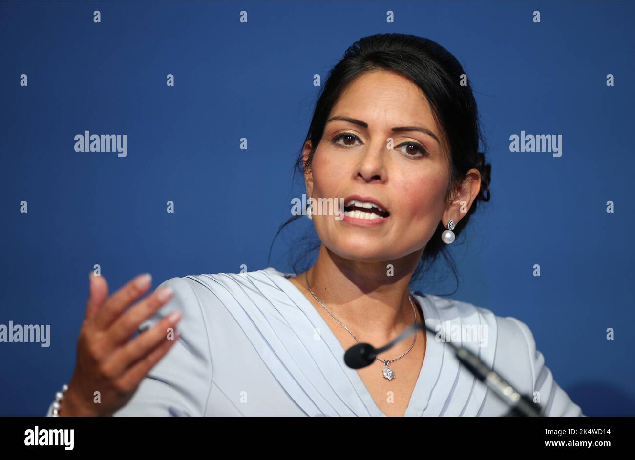 Birmingham, Regno Unito. 4 ottobre 2022. Priti Patel interviene durante la conferenza annuale del Partito conservatore presso l'International Convention Centre di Birmingham. Data immagine: Martedì 4 ottobre 2022. Credit: Isabel Infantes/Empics/Alamy Live News Foto Stock